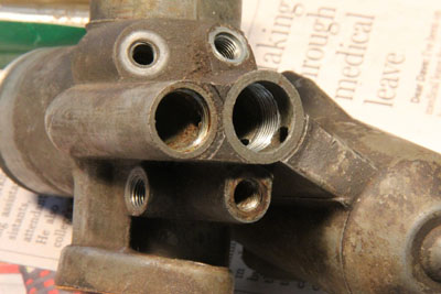 The Zundapp KS601's Bing 1/25/3 bottom threads, another view.